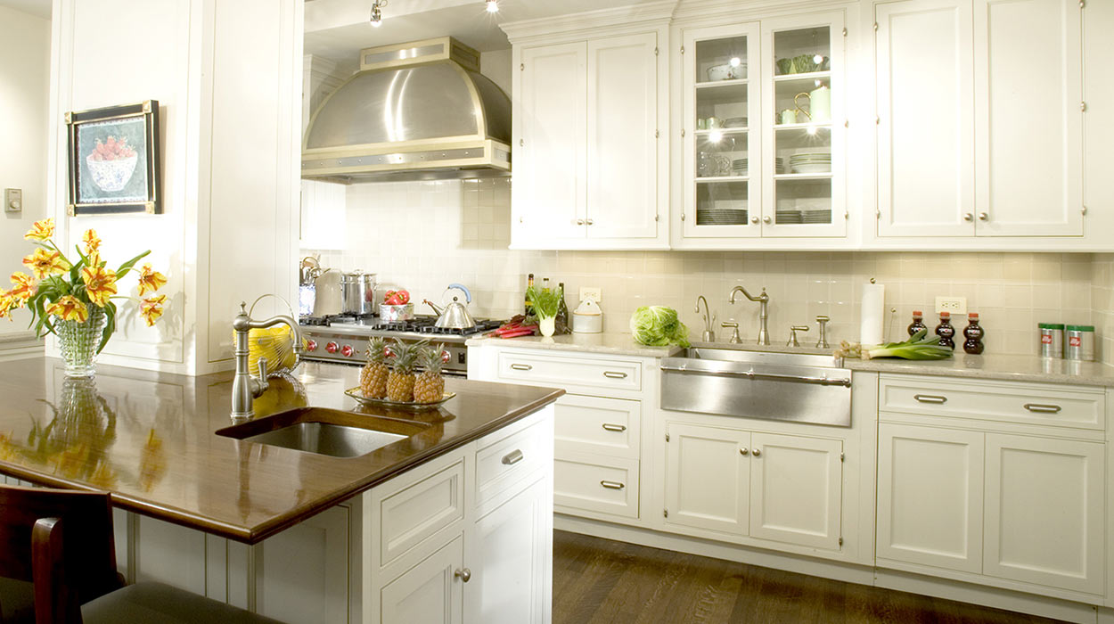 A picture of a nice kitchen installed in a home.